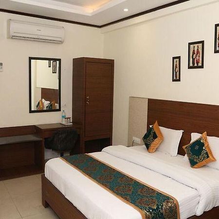 Hotel Vikrant Ludhiana Exteriör bild